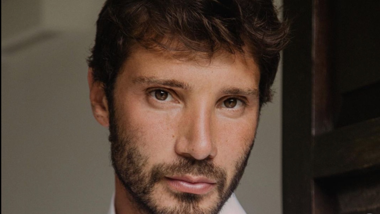 Stefano De Martino e la torta di compleanno con polemica