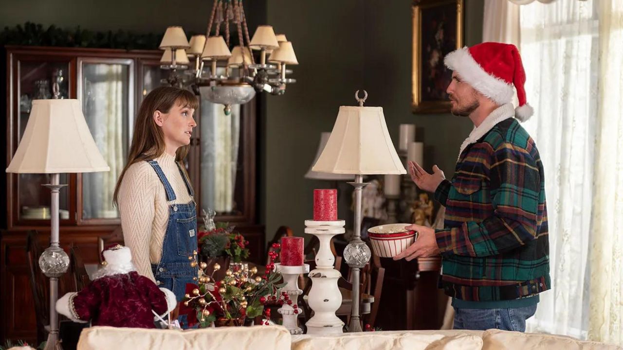 EXmas, Robbie Amell e Leighton Meester propongono un Natale scoppiettante nel primo trailer