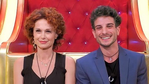 Grande Fratello: Alfonso Signorini Commenta I Casti Baci Tra Beatrice ...