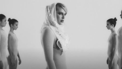 Divinity, il nuovo trailer red band del film distopico con Bella Thorne 