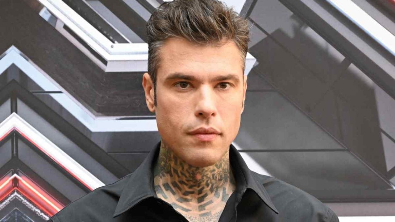 Fedez insultato sui social, il rapper non sta in silenzio e demolisce il  suo hater!