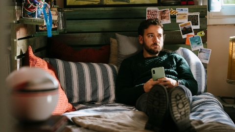 Una fottuta bugia: intervista al protagonista Emanuele Propizio, che nella commedia di Gianluca Ansanelli sogna il cinema