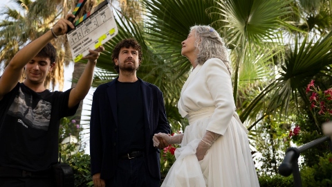 Succede anche nelle migliori famiglie: Anna Galiena, il caro estinto e l'uvetta in una clip esclusiva extra del film