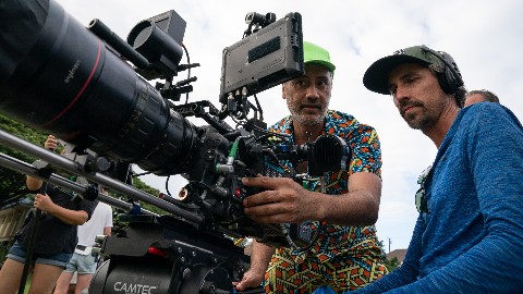 Chi segna vince: un video ci porta dietro le quinte della commedia calcistica di Taika Waititi