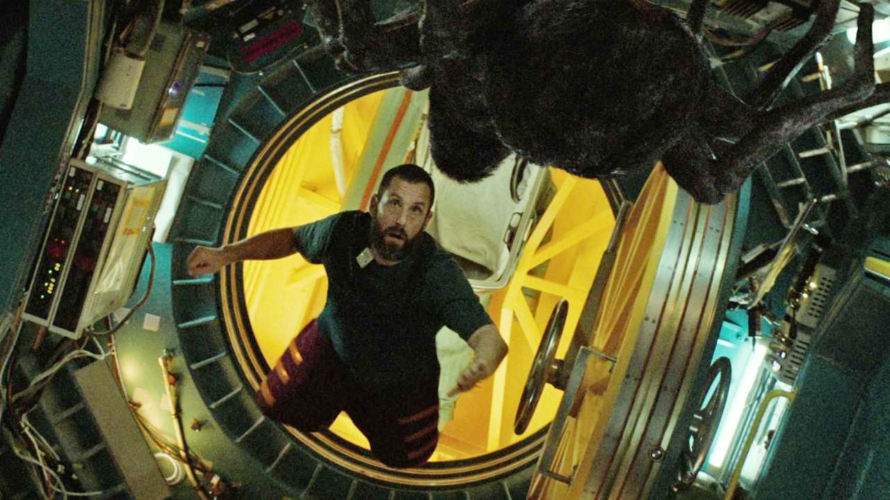 Spaceman, nel trailer italiano Adam Sandler è solo nello spazio... o forse no