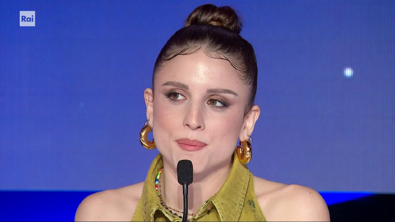 Sanremo 2024, Angelina Mango ringrazia Maria De Filippi in conferenza stampa: "Grazie a lei ho vinto le mie paure"