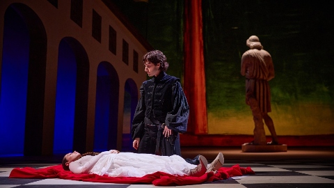 Romeo è Giulietta: Veronesi racconta l'amore impossibile, con Pilar Fogliati en travesti e Sergio Castellitto irresistibile