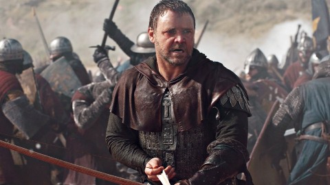 Russell Crowe si è fratturato entrambe le gambe sul set di Robin Hood: "Me ne sono accorto 10 anni dopo le riprese"