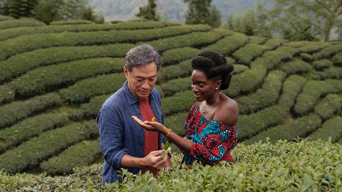 Black Tea: la video recensione del film di Abderrahmane Sissako in concorso a Berlino