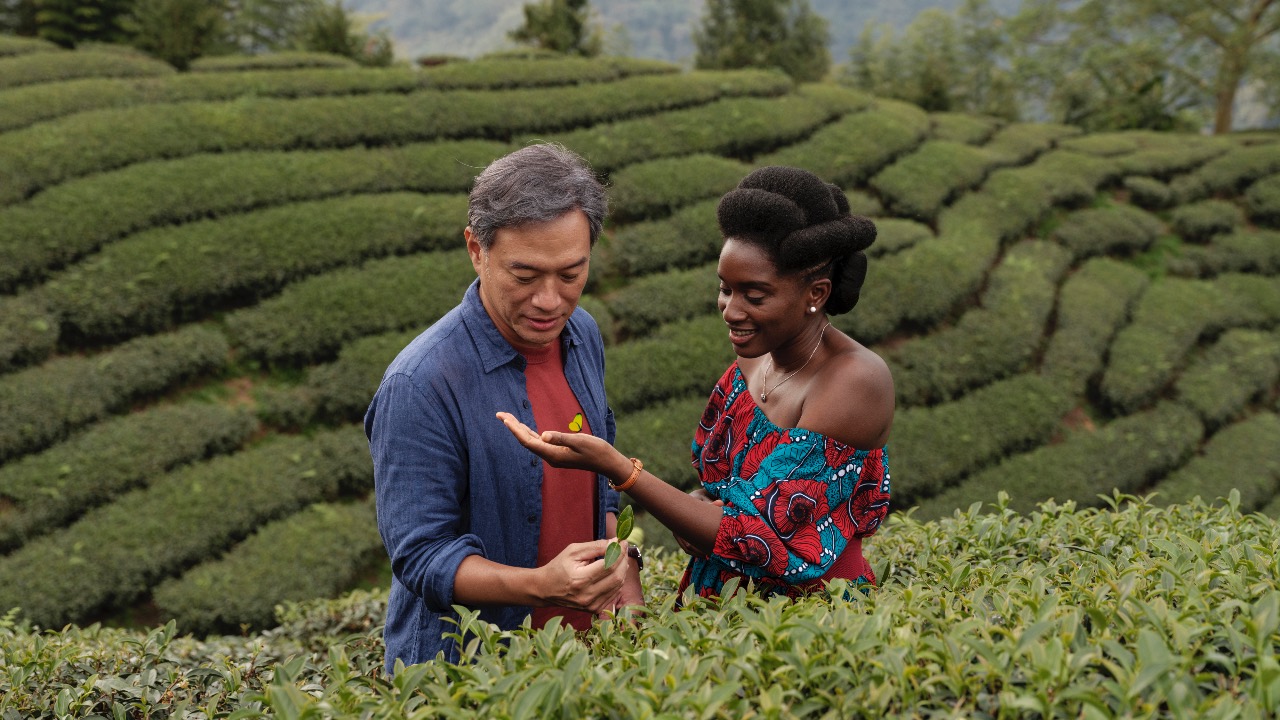 Black Tea: la video recensione del film di Abderrahmane Sissako in concorso a Berlino