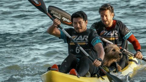 Arthur The King, Simu Liu ha adottato Chopa durante le riprese: "Mi ha salvato la vita"