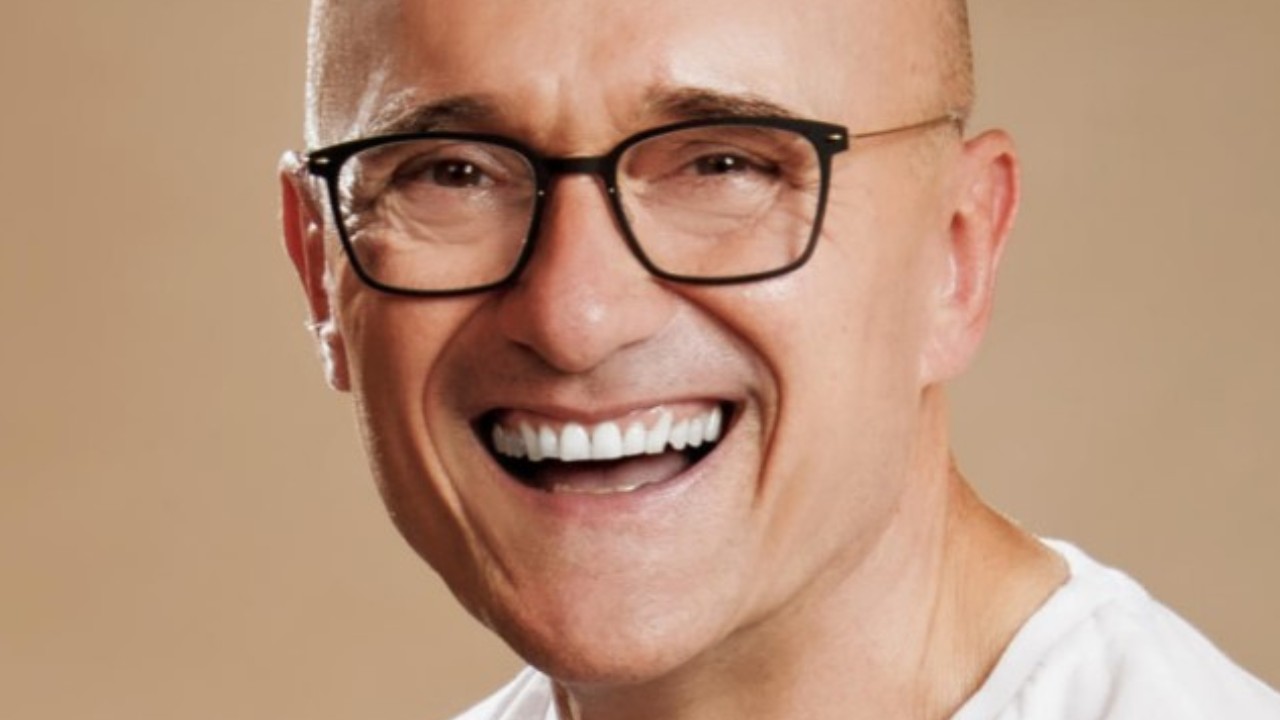 Alfonso Signorini a cuore aperto: "Le svolte della mia vita? Scoprire di essere gay, Berlusconi e il tapis roulant"