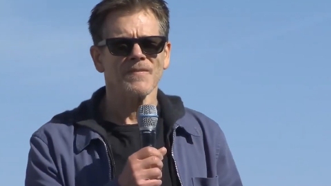 Kevin Bacon 40 anni dopo Footloose torna nel liceo in cui fu girato: il video