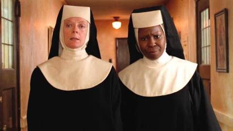 Sister Act, Whoopi Goldberg su Maggie Smith: "Quando mia madre stava morendo, lei era al mio fianco"