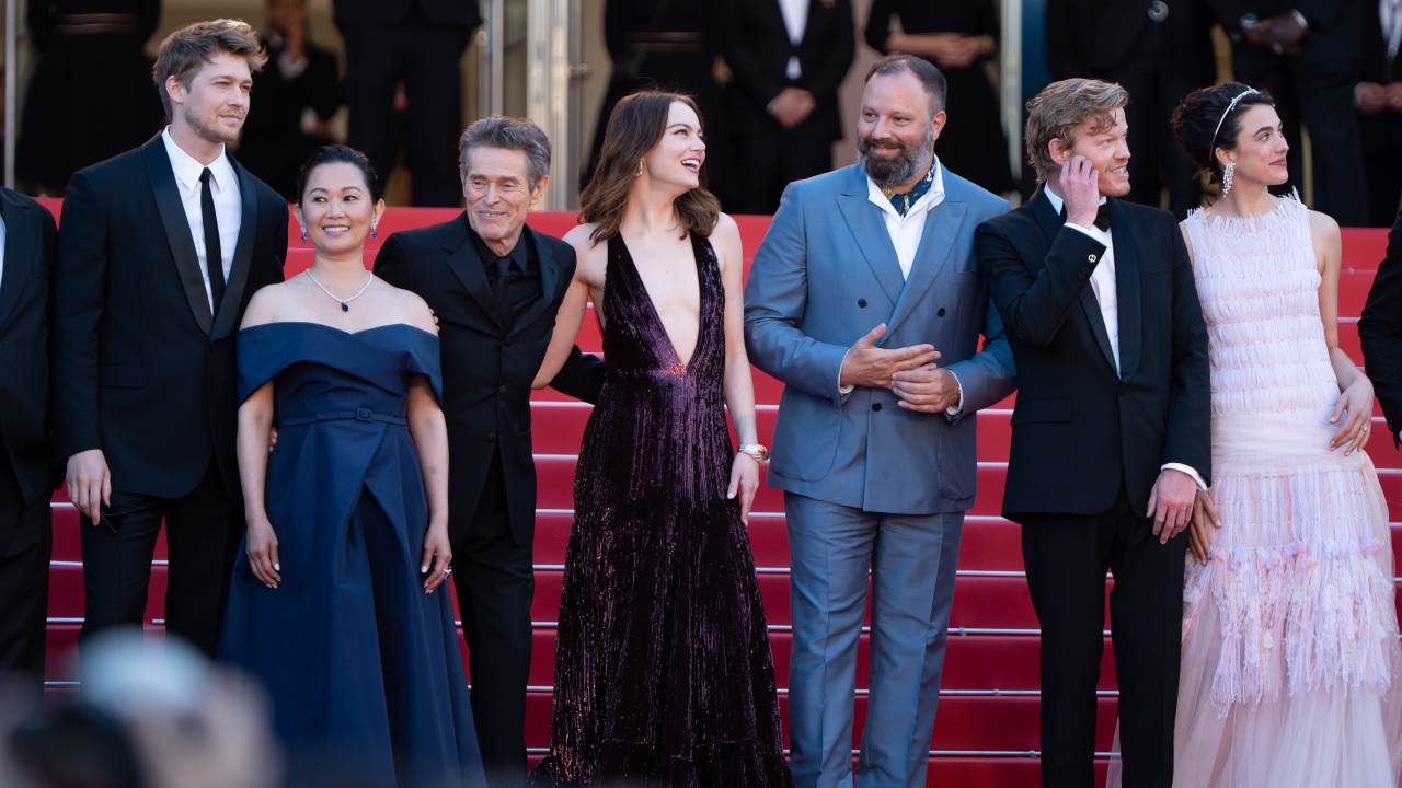 Cannes 2024, è il momento di Emma Stone: il red carpet di Kinds of Kindess di Yorgos Lanthimos [FOTO]
