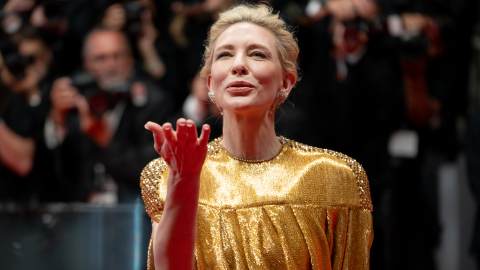 Cannes 2024, Cate Blanchett radiosa alla première di Rumours: il red carpet si tinge d'oro e paillettes [FOTO]