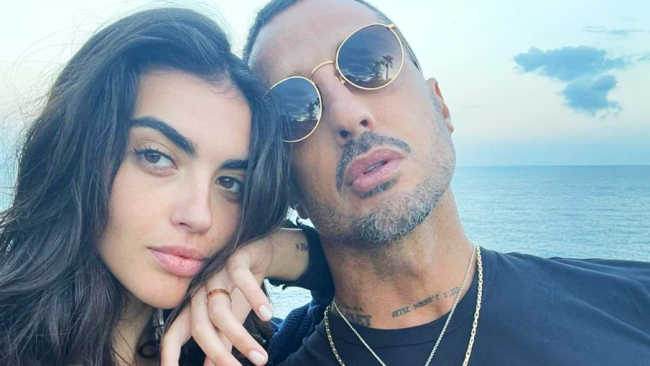 Fabrizio Corona diventa papà, Sara Barbieri è incinta: "Io sogno che sia una bambina"