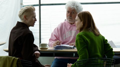 The Room Next Door: il nuovo film di Almodóvar uscirà in Italia nel corso del 2024, distribuito da Warner Bros. Pictures