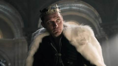 Jude Law puzzava di 'sudore, sangue e feci': il disgustoso retroscena dal set di Firebrand