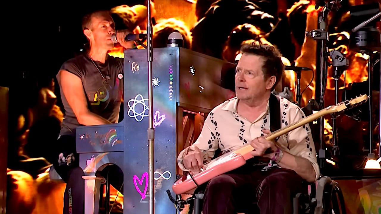 Michael J. Fox torna sul palco per suonare con i Coldplay: per Chris Martin lui è "il nostro eroe" [video]