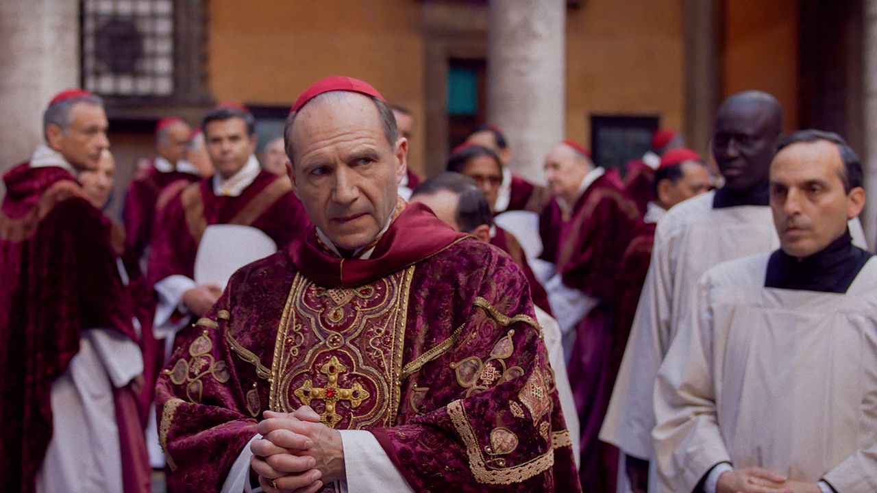 Conclave: trailer italiano ufficiale del film con Ralph Fiennes