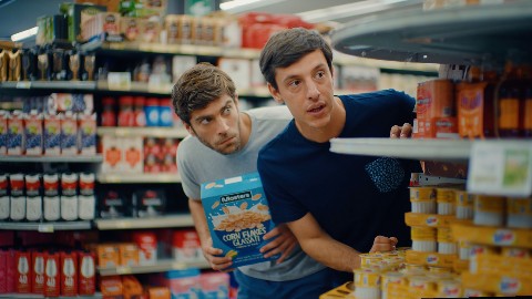 Amici per caso: la recensione della brillante commedia degli equivoci di Max Nardari