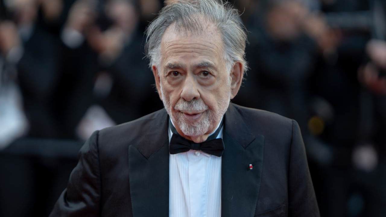 フランシス・フォード・コッポラ、『メガロポリス』のセットでエキストラにキスを試みる：妥協的なビデオ