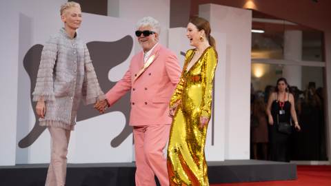 Venezia 2024, 18 minuti applausi per La Stanza Accanto di Pedro Almodòvar: le più belle foto dal red carpet