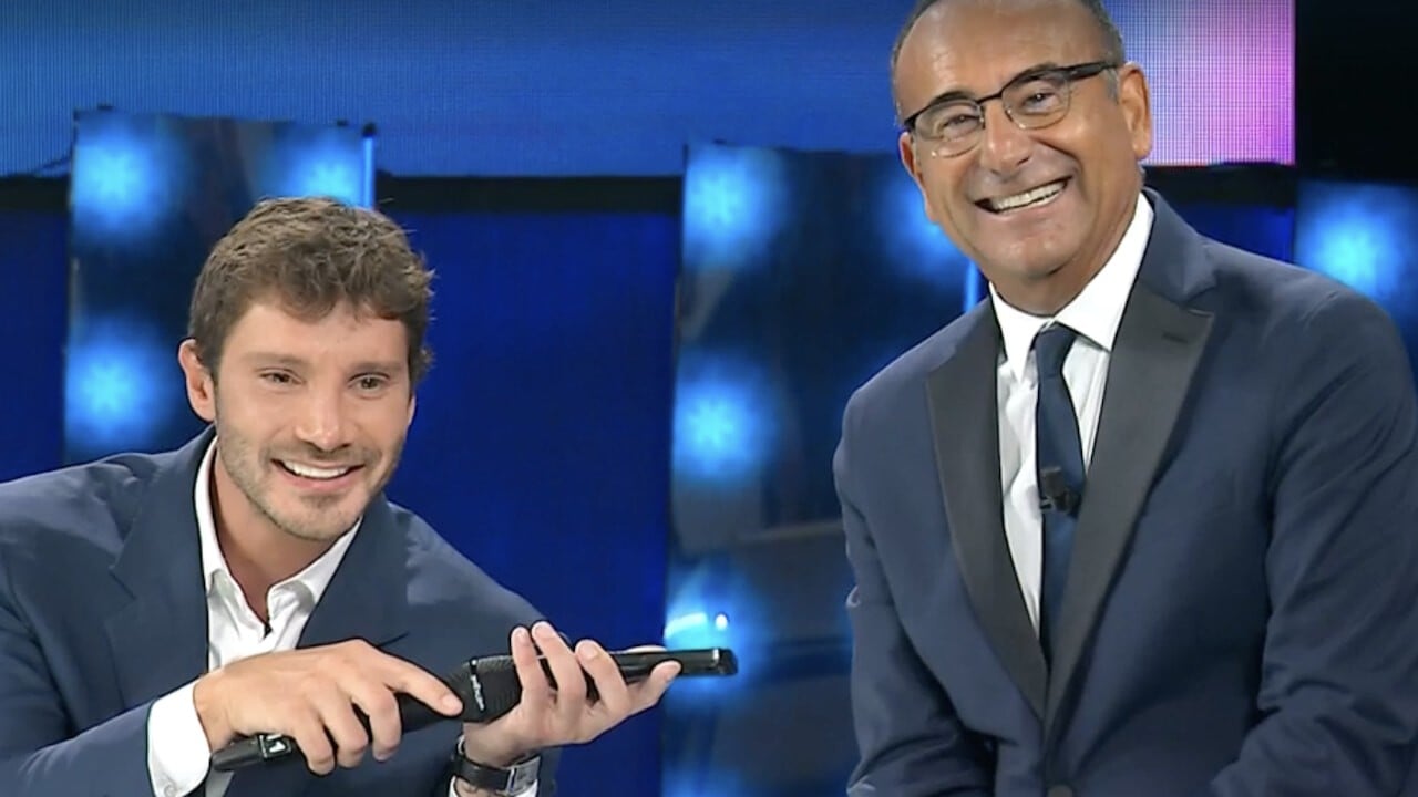 Tale e Quale Show, Stefano De Martino telefona in diretta a Maria De Filippi: la reazione di Carlo Conti! [VIDEO]