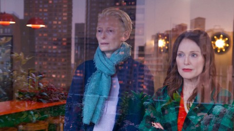 Almodóvar compie 75 anni: celebriamo il suo genio cinematografico con cinque dei suoi grandi film in streaming