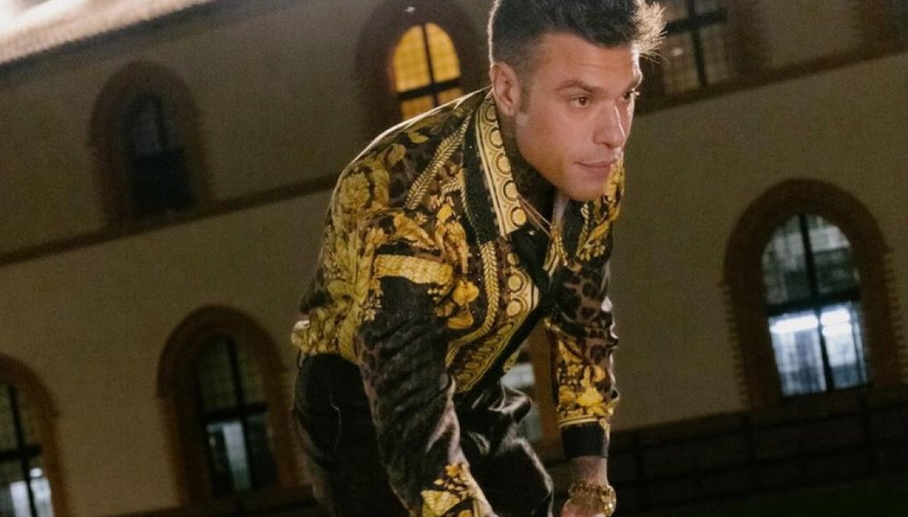 Fedez veste il suo cane Silvio con abiti Versace e scoppia il finimondo su Instagram!