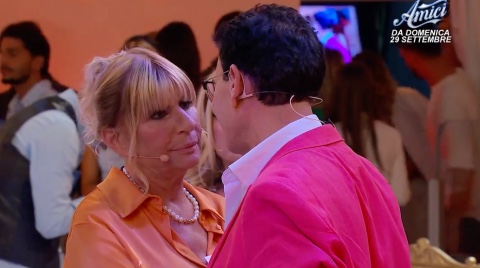 Uomini e Donne, il tempo delle Mele... Marce! Gemma Galgani cede a Valerio davanti a tutto lo studio 