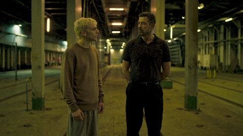 Mani Nude: Alessandro Gassmann e Francesco Gheghi presentano una storia di educazione al male