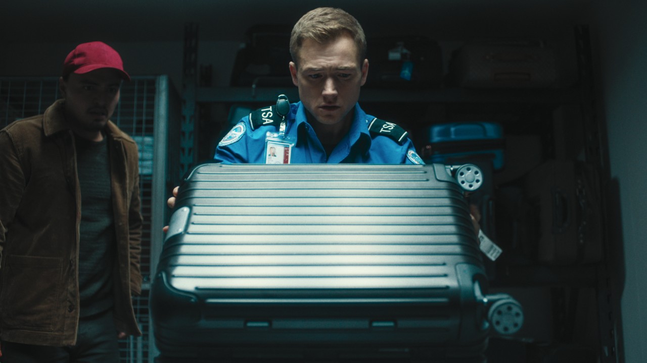 Carry-On, ecco il trailer italiano ufficiale del thriller in arrivo su Netflix
