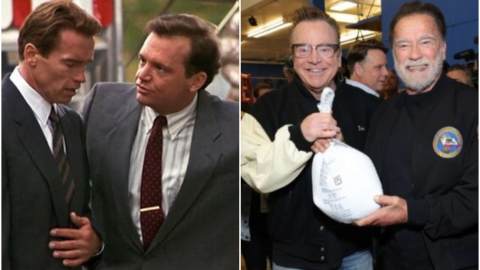 True Lies, reunion a sorpresa: Arnold Schwarzenegger e Tom Arnold distribuiscono tacchini