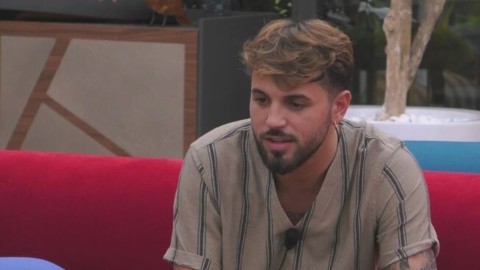 Grande Fratello, Alfonso D'Apice si dichiara inaspettatamente a una gieffina: "Sono in difficoltà, ma dovevo dirtelo"