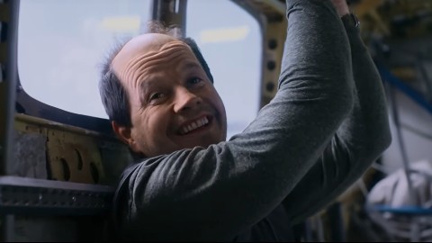Flight Risk: Mark Wahlberg pelato e psicopatico nel nuovo trailer del film di Mel Gibson