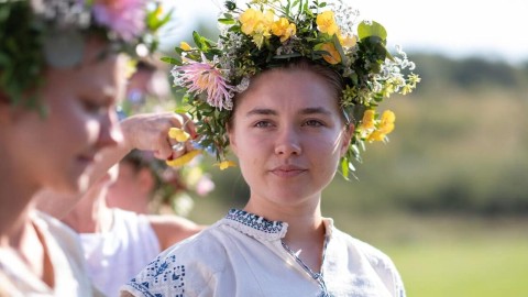 Florence Pugh non ha intenzione di accettare più ruoli come quello in Midsommar: "Ho imparato a proteggermi"
