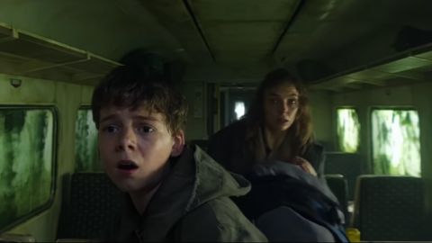 28 anni dopo, Jodie Comer e Ralph Fiennes condividono un momento teso in una nuova immagine