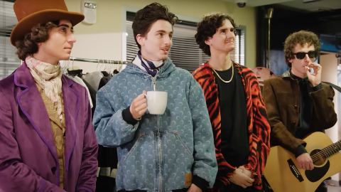 Timothée Chalamet sguinzaglia i sosia al Saturday Night Live, promuovendo A Complete Unknown