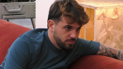 Grande Fratello, Alfonso in crisi dopo l'incontro con la mamma di Chiara: "È troppo presto, ecco cosa mi spaventa"