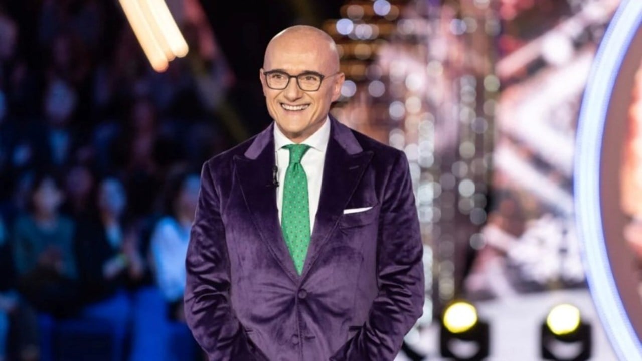 Grande Fratello, Alfonso Signorini e la scelta di andare in onda sfidando Sanremo: "Mediaset ci ha chiesto di andare in onda"