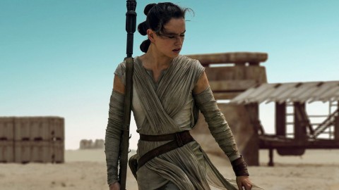 Daisy Ridley condivide le sue emozioni nel rivedere Star Wars: Il Risveglio della Forza a dieci anni dall’uscita del film