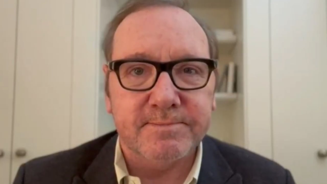 Kevin Spacey risponde in video su X alle accuse tardive di Guy Pearce di averlo insidiato: "cresci, non sei una vittima"