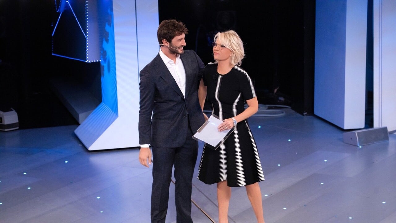 Amici, Maria De Filippi raggiunge Stefano De Martino a teatro: l