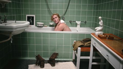 Lee Miller, la recensione: tutto giusto, tutto elementare. Anche troppo.