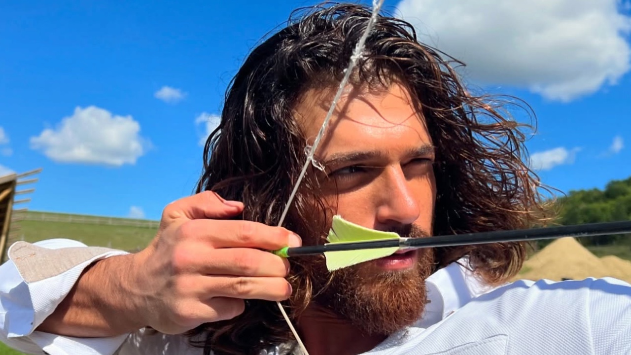 El Turco, Can Yaman racconta la vita sul set: ''Dormivo due ore, poi sei ore a combattere''