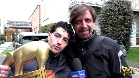 Striscia la Notizia, Tapiro D'Oro a Tony Effe dopo le critiche di Valerio Scanu che lo ha accusato di non sapere cantare