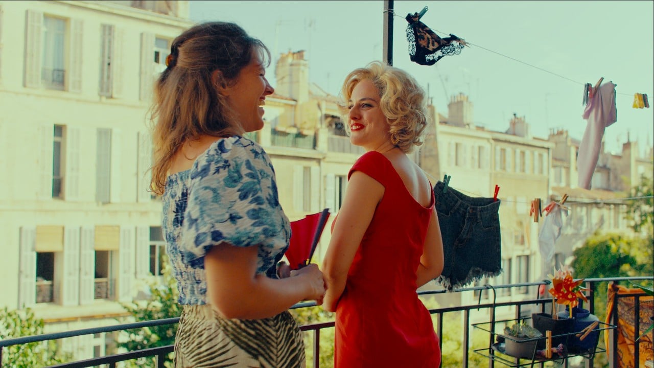 Le Donne al Balcone: film sulla sorellanza e contro la violenza sulle donne in un tripudio di colori fra commedia e thriller