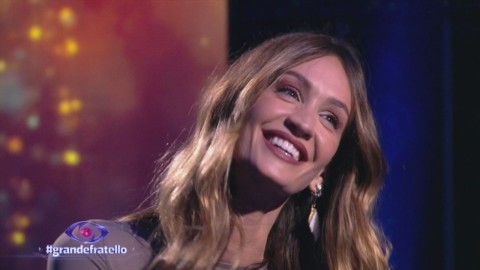 Grande Fratello, Helena Prestes sorprende con un gesto inaspettato nei confronti di Chiara Cainelli